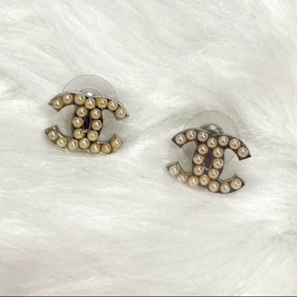 Authentic Chanel cc logo pearl earrings